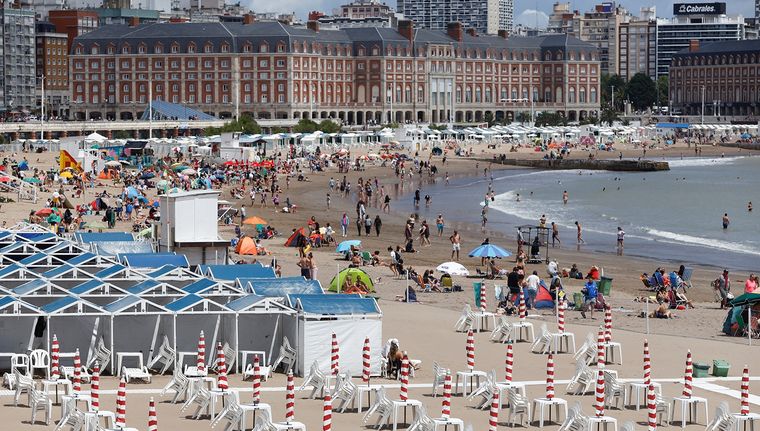 Los jubilados y pensionados pueden viajar por Argentina gracias a PAMI Foto: EFE