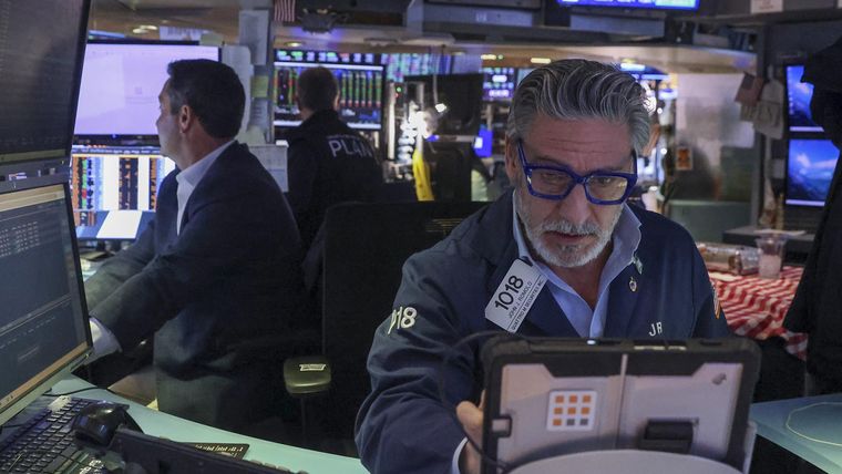 Las bolsas asiáticas arrancaron la jornada con caídas importantes, en un escenario complicado por los ataques de EE.UU. de Israel a Irán, mientras también se disparaban los precios del petróleo y del oro.&nbsp;&nbsp;