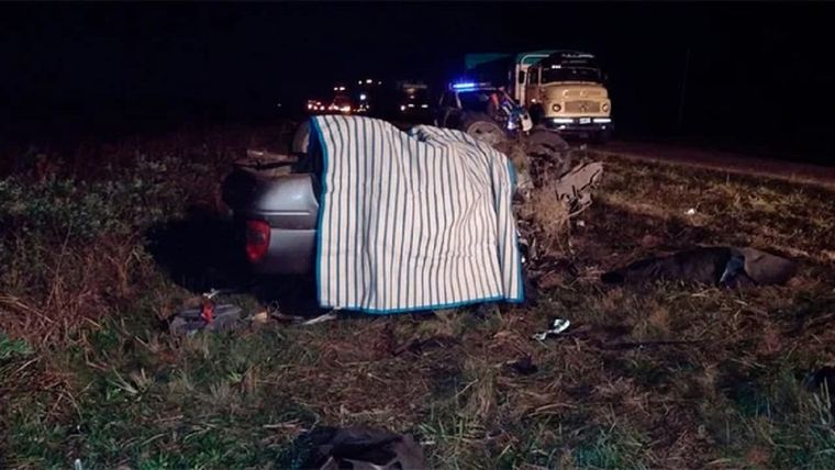 Cuatro personas murieron por el choque frontal entre dos autos Foto: NA