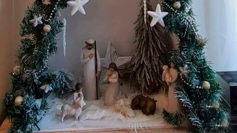 Árbol de Navidad que se arma en la pared con decoración sencilla (en sus bordes) con un pesebre. Créditos: Pinterest Yenny Rocha.