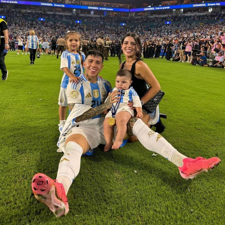 Valentina Cervantes, la influencer que abandonó MasterChef para reencontrarse con Enzo Fernández en Londres. Valentina Cervantes, la influencer que abandonó MasterChef para reencontrarse con Enzo Fernández en Londres.