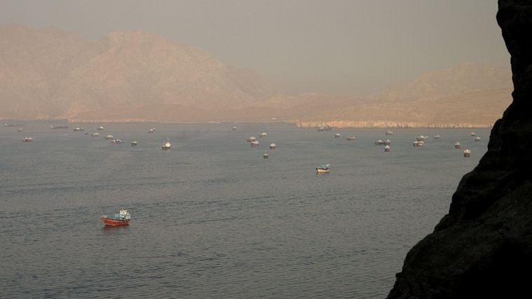 Embarcaciones en el estrecho de Ormuz, vistas desde Musandam, Omán, el domingo. Embarcaciones en el estrecho de Ormuz, vistas desde Musandam, Omán, el domingo.