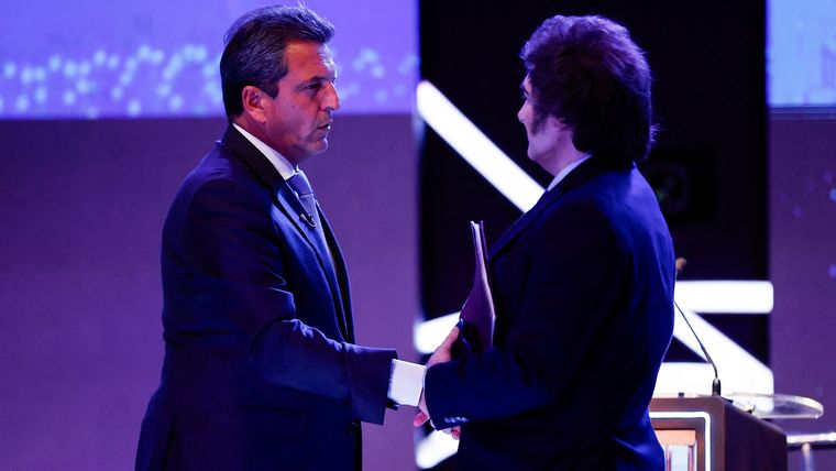Sergio Massa y Javier Milei se saludad tras el debate Foto: NA