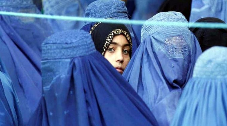 Las mujeres afganas tienen prohibido cruzar miradas con un varón que no sea un pariente cercano. Foto: SoldeMéxico.