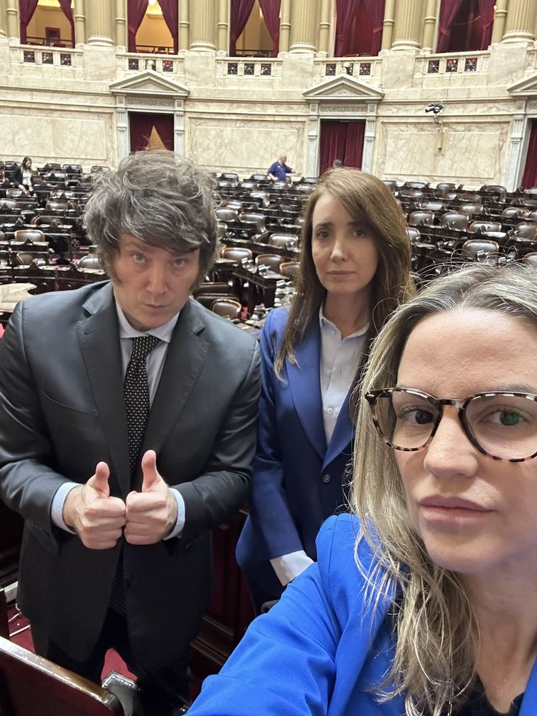 Javier Milei junto a Victoria Villarruel y Carolina Piparo Foto: Twitter Carolina Piparo