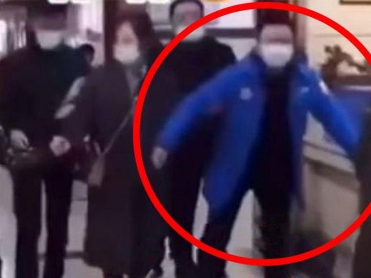 El video de ciudadanos chinos caminando raro tras el hisopado anal se viralizó