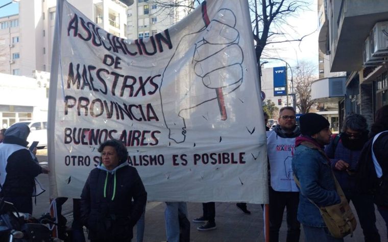 Protesta en la puerta del ministerio de Trabajo bonaerense de la Asociación de Maestros de la provincia de Buenos Aires. No pueden participar de la paritaria y acusan a los gremios que integran el Frente Gremial Docente bonaerense de entregar a los docentes cerrando paritarias a la baja Protesta en la puerta del ministerio de Trabajo bonaerense de la Asociación de Maestros de la provincia de Buenos Aires. No pueden participar de la paritaria y acusan a los gremios que integran el Frente Gremial Docente bonaerense de entregar a los docentes cerrando paritarias a la baja