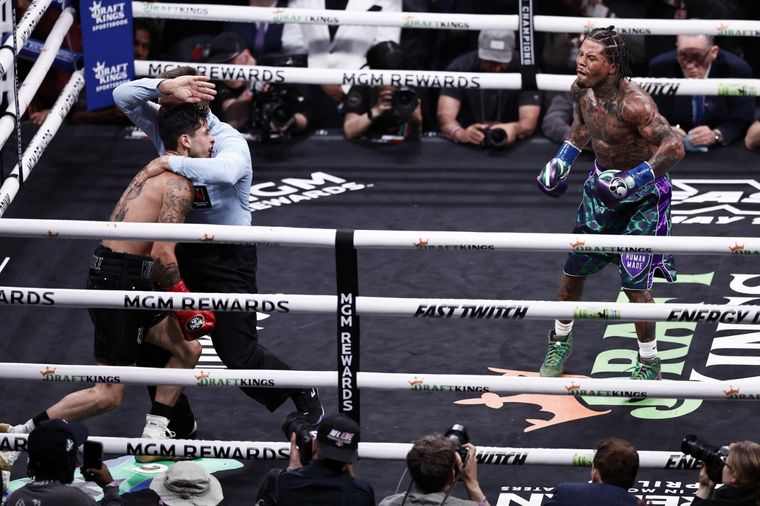 El momento en el que el juez da por terminada la contienda. Foto: EFE