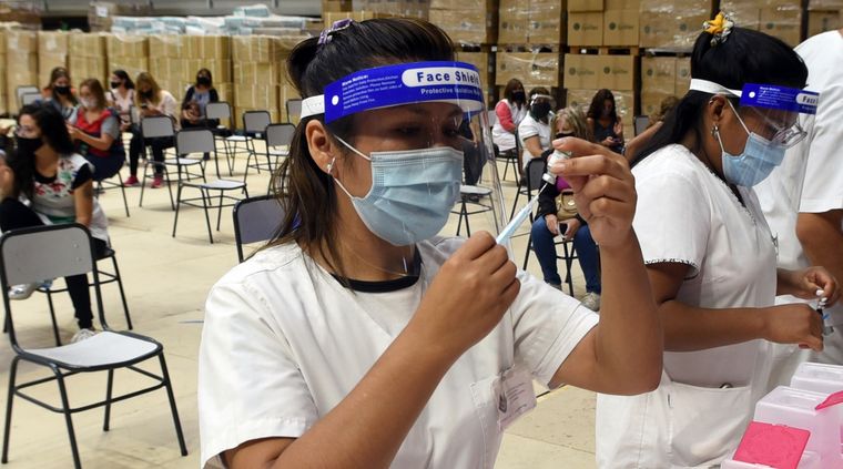 Llegarán más de 85.000 dosis de AstraZeneca. Foto: ALF PONCE MERCADO / MDZ