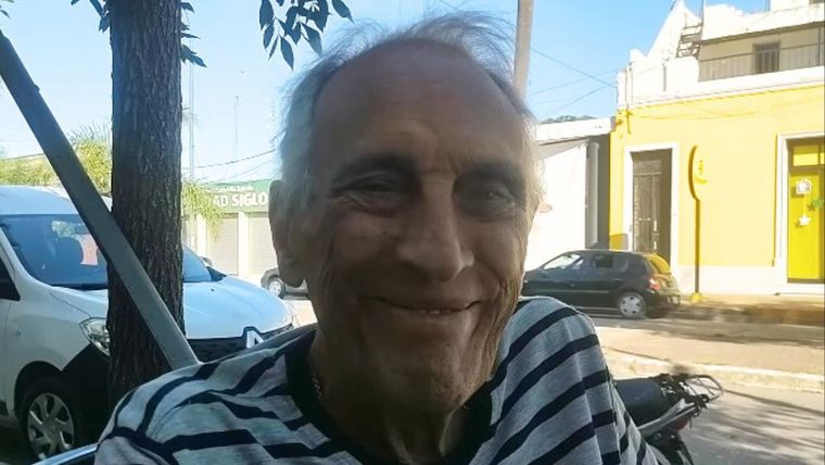 El Flaco, con una sonrisa, disfrutando su Ramallo natal. Foto: Captura Video