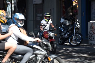 MDZol | Por la crisis de los últimos años, las ventas de motos ganan espacio y desplazan a las de autos como solución más buscada para moverse en las ciudades. Foto: Rodrigo DAngelo / MDZ