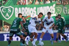 El zurdo Bruno Leyes cubre el balón ante la marca de García (5). El Tomba iguala en un partido parejo. Foto: Prensa Club Godoy Cruz El zurdo Bruno Leyes cubre el balón ante la marca de García (5). El Tomba iguala en un partido parejo. Foto: Prensa Club Godoy Cruz