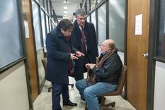 Frágil El imputado (derecha) padece varias dolencias y se cree que su salud está en riesgo. Frágil El imputado (derecha) padece varias dolencias y se cree que su salud está en riesgo.