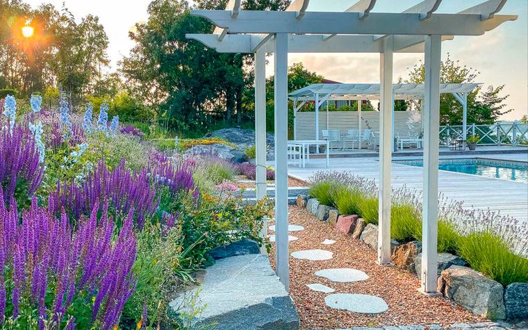 Limitar todo un jardín a una sola paleta de colores corre el riesgo de ser poco estimulante.&nbsp;