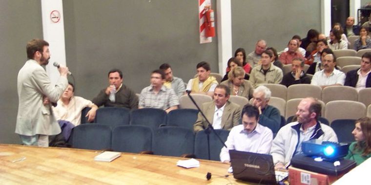 Gurruchaga, exponiendo antes los vecinos de San Carlos. Foto: Gentileza San Carlos