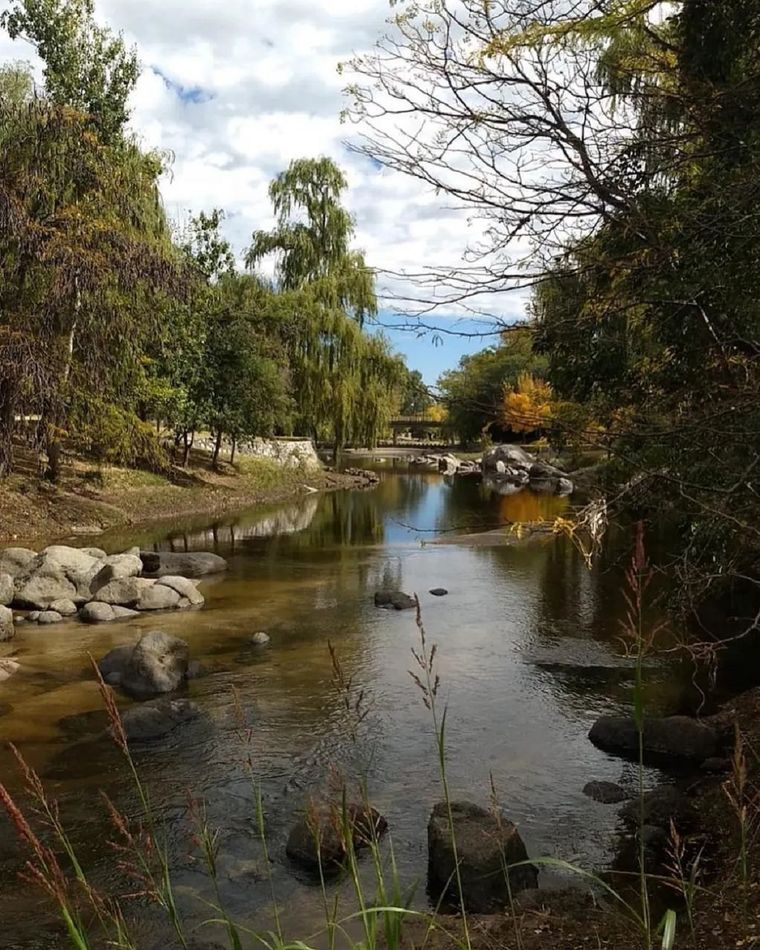 El pueblo a la orilla del Dique Los Molinos en Córdoba