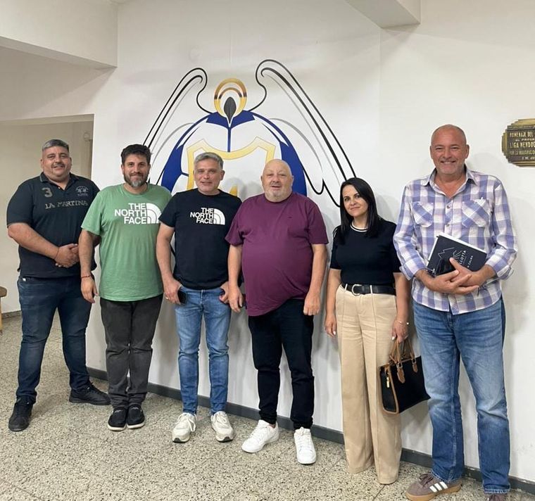 Omar Sperdutti, presidente de la Liga Mendocina de Fútbol, junto con representantes de las prestadoras médicas.