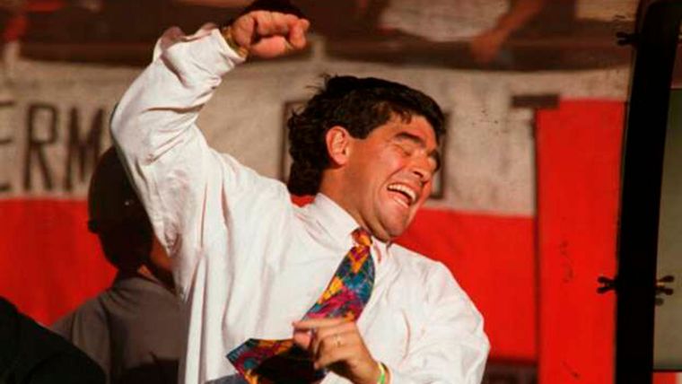 Diego festeja con la corbata que lo caracterizó durante su paso por Mandiyú de Corrientes.