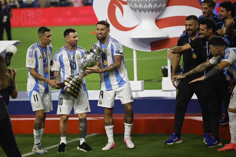 Di María y Messi, en lo más alto de la historia argentina. Foto: EFE
