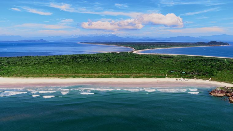 Las playas de Ilha do Mel se disfrutan sin autos y con senderos costeros que conectan naturaleza y paisaje oceánico. Las playas de Ilha do Mel se disfrutan sin autos y con senderos costeros que conectan naturaleza y paisaje oceánico.