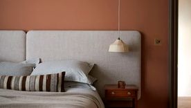 Las camas bajas son una característica común de los dormitorios de estilo japonés. No solo hacen que los espacios parezcan más abiertos y ventilados, sino que también están relacionadas con ideas de bienestar. Foto: Little Greene Split Pink)