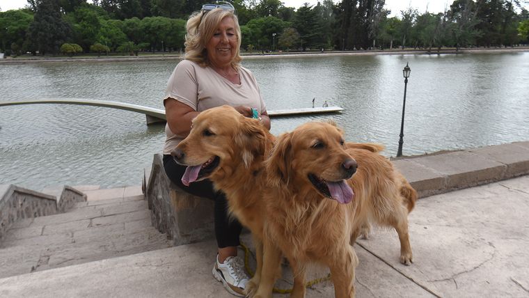 Nina y Hendrix llaman la atención a donde van, las personas se acercan para acariciarlos y saber sus nombres. Nina y Hendrix llaman la atención a donde van, las personas se acercan para acariciarlos y saber sus nombres.