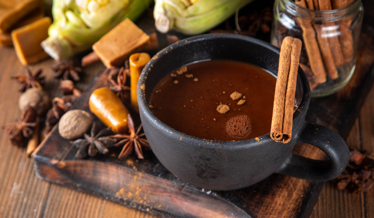 La receta de champurrado combina ingredientes prehispánicos como el maíz con el chocolate traído desde Europa, creando un símbolo cultural único. La receta de champurrado combina ingredientes prehispánicos como el maíz con el chocolate traído desde Europa, creando un símbolo cultural único.