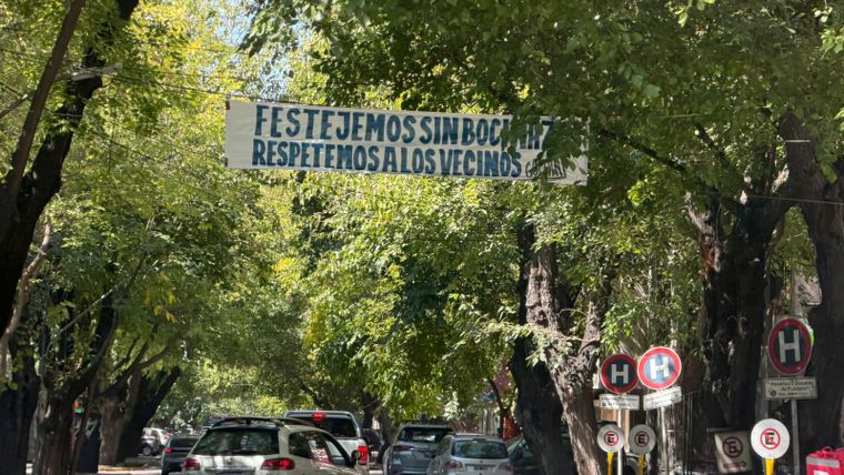 Los vecinos de la calle San Lorenzo se quejaron por los bocinazos de las caravanas de egresados. Los vecinos de la calle San Lorenzo se quejaron por los bocinazos de las caravanas de egresados.