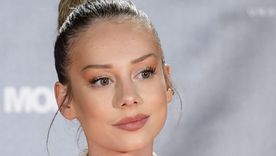 Foto: https://www.harpersbazaar.com/es/belleza/pelo-belleza/a38048985/pelo-truco-ester-exposito-recogido-ganar-centimetros-altura/
