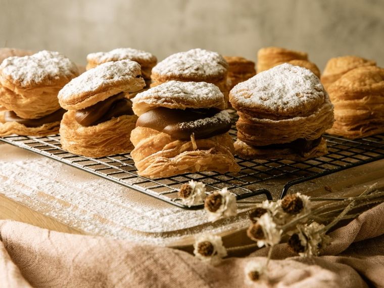 Admira la cremosidad y suavidad del dulce de leche, junto con lo crujiente del hojaldre ¡nos encanta!