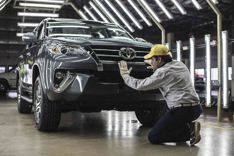 La planta de Toyota es la que más vehículos produce en el país y por la alta demanda trabaja las 24 horas, de lunes a viernes, en tres turnos
