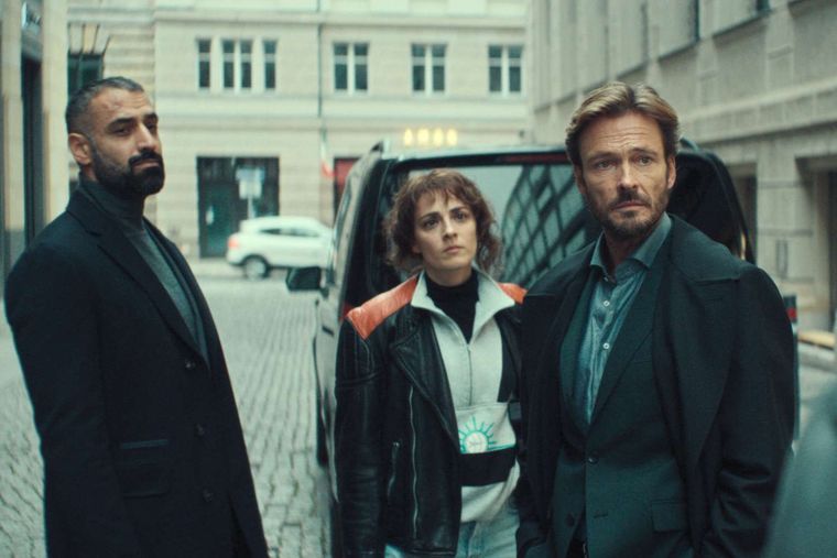 Disponible en Netflix, Unfamiliar tiene 6 episodios y apuesta por un thriller de espionaje que también pone el foco en los secretos de pareja.