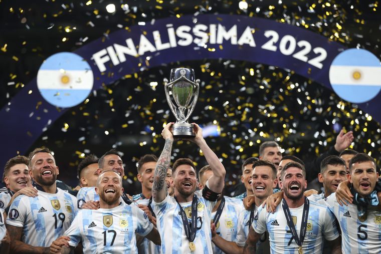 Lionel Messi levantó el trofeo de la Finalissima en 2022, tras el contundente 3-0 de Argentina ante Italia en Wembley.