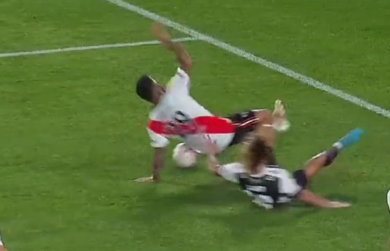 El momento de la posible falta. Foto: Captura