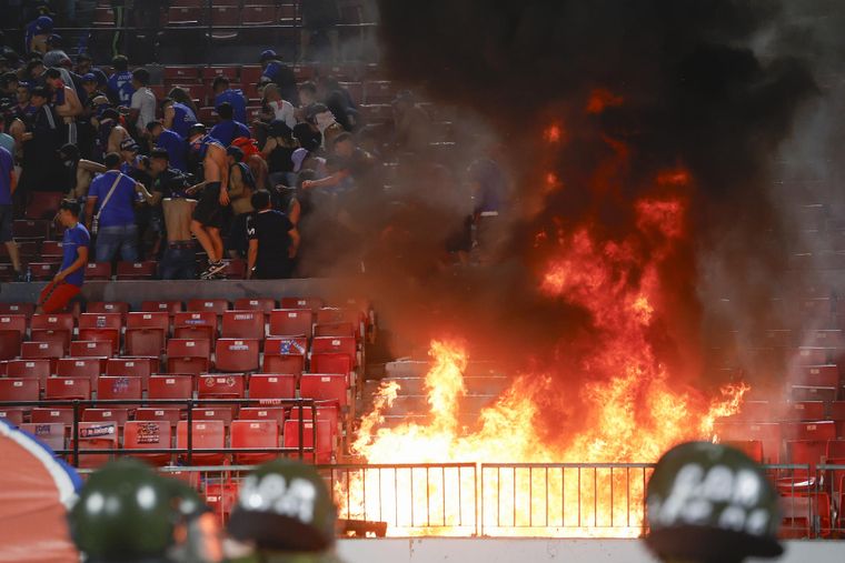 La barra de la Universidad de Chile incendió el estadio en el duelo ante Audax Italiano.