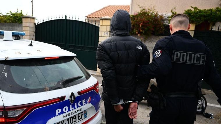 Un policía detiene a un sospechoso en Marsella.