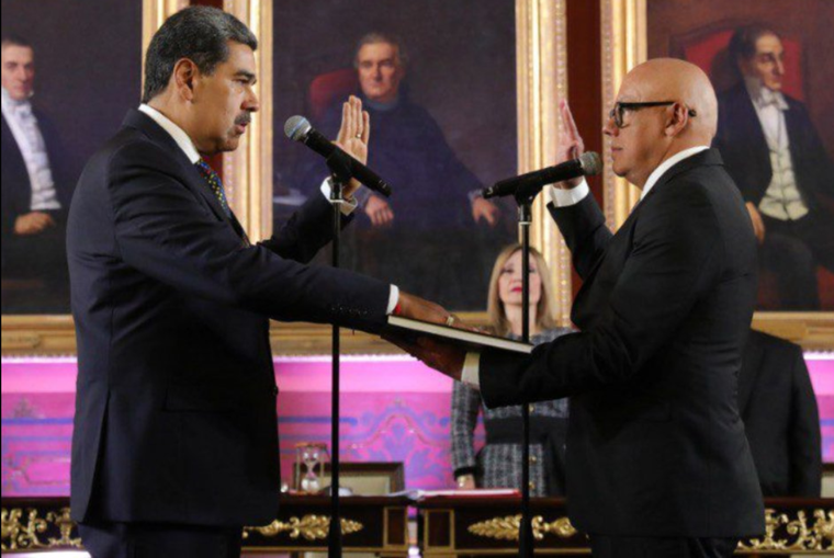 Jorgue Rodríguez fue quién le tomó la jura a Nicolás Maduro cuando asumió como presidente ilegítimo.