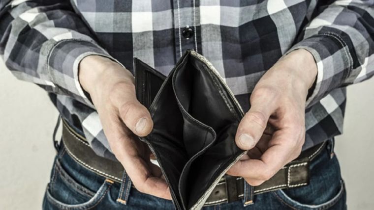 La inflación de 2023 pulverizó los ingresos de los dependientes privados y también los informales. Foto: MDZ