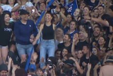 Máximo Kirchner y Mayra Mendoza arriba del paravalanchas Foto: Captura de pantalla Máximo Kirchner y Mayra Mendoza arriba del paravalanchas Foto: Captura de pantalla