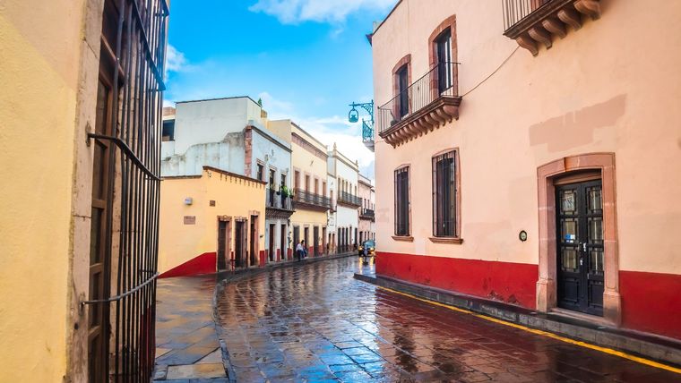 El pronóstico anticipa un lunes de contrastes en México, con lluvias fuertes en el sur y aire más fresco en el norte.
