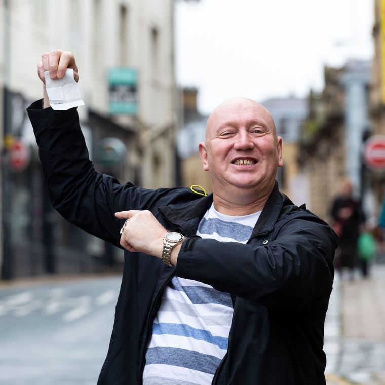 Tony Ward con el ticket ganador.