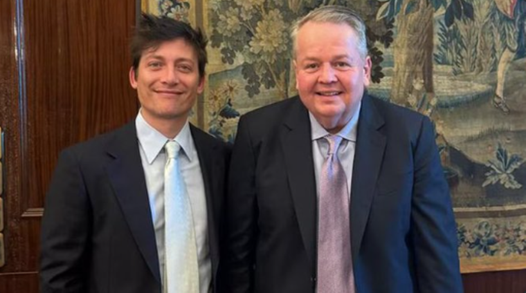 Santiago Caputo junto al asesor de Donald Trump, Barry Bennet. 