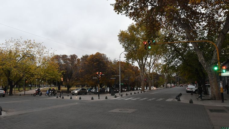 Cientos de jóvenes mendocinos transitan por la avenida Pedro Molina día a día. Muchos de ellos con temor a ser víctimas de la inseguridad. Cientos de jóvenes mendocinos transitan por la avenida Pedro Molina día a día. Muchos de ellos con temor a ser víctimas de la inseguridad.
