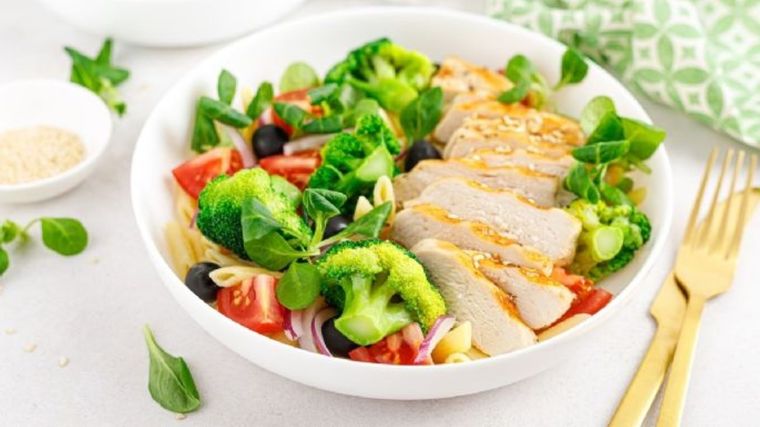 Demuestra tus habilidades culinarias preparando este exquisito pollo griego Foto: Shutterstock