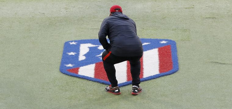 El Mono se agachó a tocar el escudo del equipo antes de ingresar al césped del Wanda Metropolitano. Foto: Atlético de Madrid