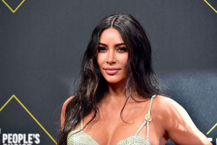 Kim Kardashian deslumbró con su vestimenta en el festejo de su cumpleaños número 43.