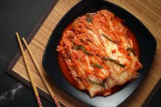Kimchi coreano. Foto: KCRW https://www.kcrw.com/news/shows/kcrw-features/las-kimchi-fest-celebrates-the-korean-staple-food-with-k-pop-performances-on-the-side