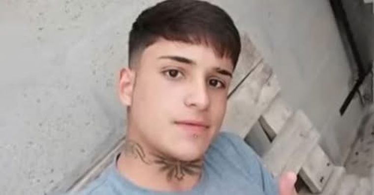 Kevín Martínez murió en las calles de Chascomús. Los videos del accidente que desencadenó todo y de los golpes que recibió mientras esperaba ser atendido.