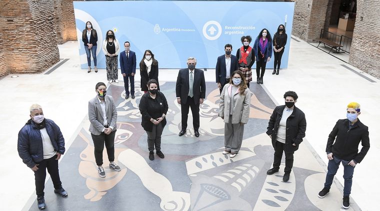 Ayer se entregaron los primeros DNI no binarios Foto: TELAM