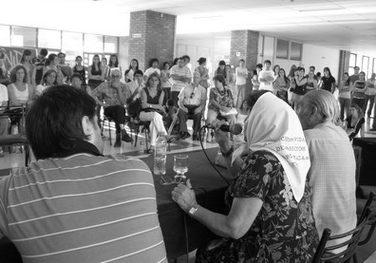 Momento en que Domínguez cuestionaba a Alfonsín.